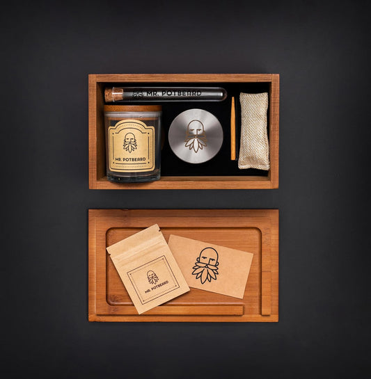 Stash Box zestaw akcesoriów do przechowywania suszonych ziół z młynkiem, pochłaniaczem zapachów w zestawie 2 hermetyczne pojemniki, narzędzie do ubijania i tacka - PuffoShop