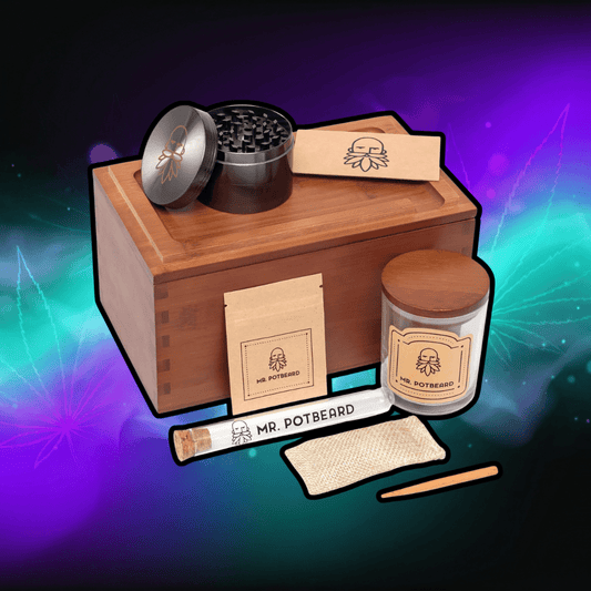 Stash Box zestaw akcesoriów do przechowywania suszonych ziół z młynkiem, pochłaniaczem zapachów w zestawie 2 hermetyczne pojemniki, narzędzie do ubijania i tacka - PuffoShop