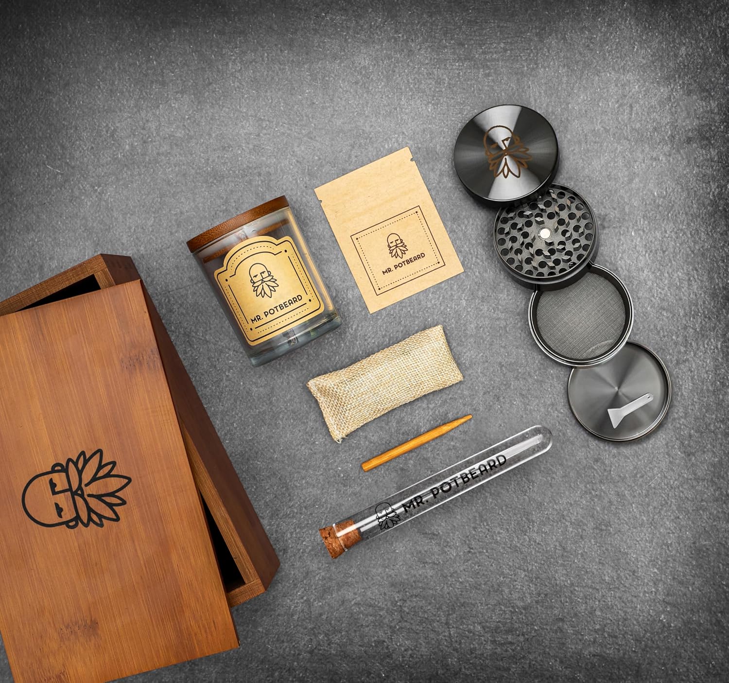 Stash Box zestaw akcesoriów do przechowywania suszonych ziół z młynkiem, pochłaniaczem zapachów w zestawie 2 hermetyczne pojemniki, narzędzie do ubijania i tacka - PuffoShop