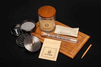 Stash Box zestaw akcesoriów do przechowywania suszonych ziół z młynkiem, pochłaniaczem zapachów w zestawie 2 hermetyczne pojemniki, narzędzie do ubijania i tacka - PuffoShop